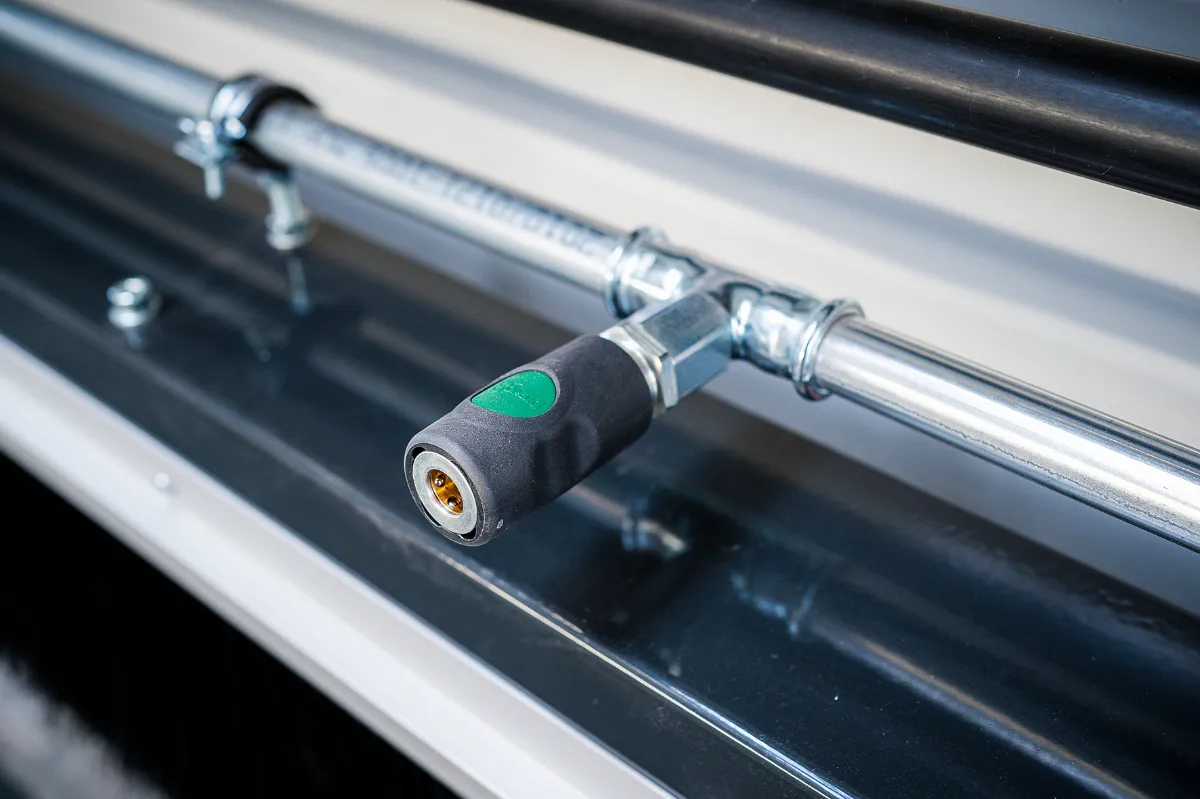 Detailaufnahme eines integrierten Druckluftanschlusses in einer truckcon Werkstattgrube. Die Aufnahme zeigt die hochwertige Versorgungstechnik für effiziente Wartungs- und Servicearbeiten an Nutzfahrzeugen direkt in der Grube.