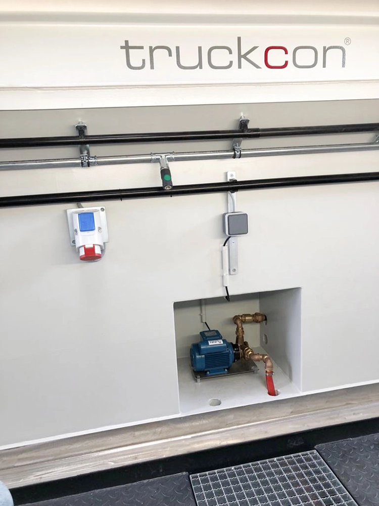 truckcon entwickelte ein automatisches Entwässerungssystem. Die gezeigte Installation verdeutlicht die nahtlose Integration modernster Technik, welche die hohen Anforderungen der AWsV erfüllt.