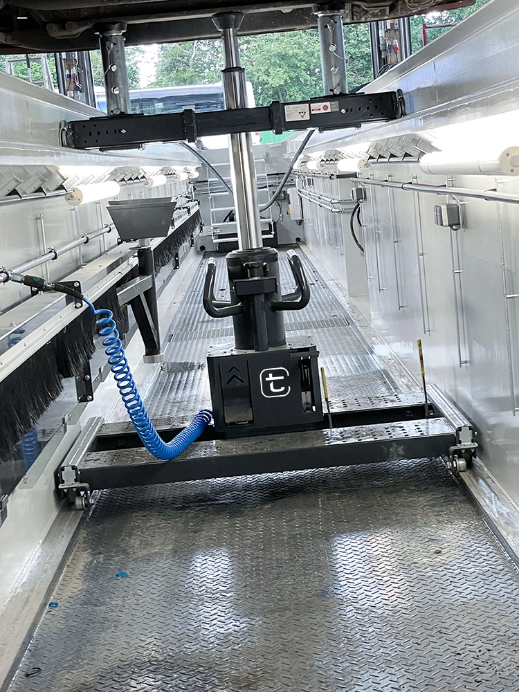 Moderne truckcon Werkstattgrube mit integriertem Grubenheber und Abstützsystem für Nutzfahrzeuge.