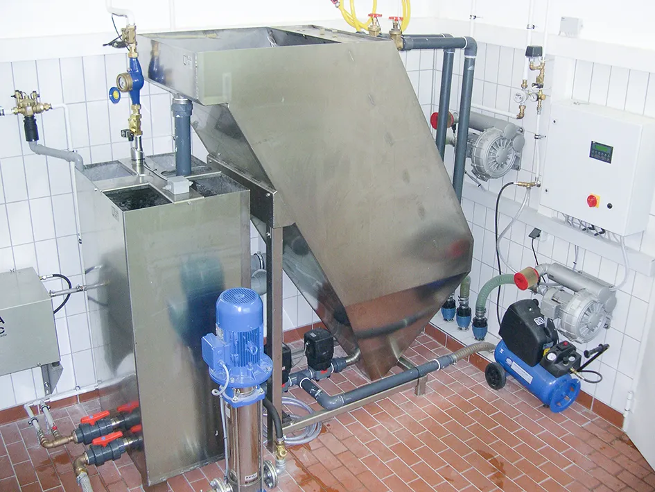 Technische Anlage zur Wasseraufbereitung und Schmutzwasserbehandlung in einer LKW-Werkstatt. Die Aufnahme zeigt Pumpen-, Filter- und Separationssysteme zur umweltgerechten Reinigung und Entsorgung von Werkstattabwässern.
