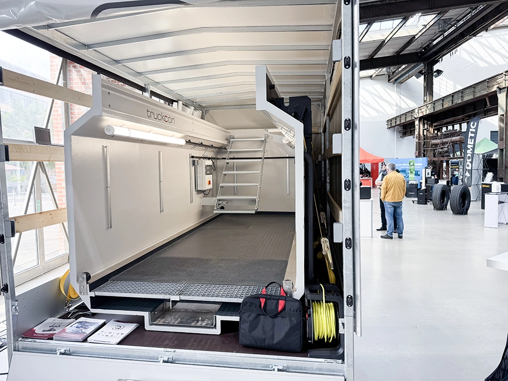 Der truckcon Vorführtrailer bringt eine Montagegrube zu Ihnen in die Werkstatt.